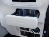 運転席の横にはドリンクホルダーが備え付けです。