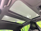 【パノラマルーフ】大型のガラスルーフ搭載で車内の解放感が一気にアップ!開放的なドライブをお楽しみいただけます。