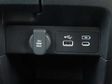 USBジャック搭載☆右側は急速充電に対応しているほか、左側は純正ナビと連動しているため、音楽再生も可能です♪