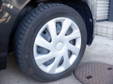 冬タイヤが装着しています。継続しての使用はあまりお勧めできない状態ですので納車時は夏タイヤに交換してお納め致します。(右前)