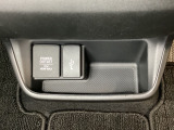 アクセサリーソケットはUSBのアダプターなどをつければ、スマホの充電にも使えます。横にはナビゲーション用の外部入力可能なUSB端子がついており、周辺には物が置けるボックスがついています。