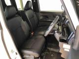 運転席の座面高さを調整できるシートリフターが付いています。フロントシートはベンチシートを採用で、座面も広く使い勝手もいいですよ♪