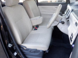 運転席側には、座席の高さ調節が出来るシートリフター付です。 ベンチシートですので助手席側からの乗り降りも可能です♪