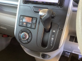 自然に手が届き、操作性の良いインパネシフトに、パーキングブレーキは、フットブレーキタイプなので、運転席と助手席の間はすっきりしています。