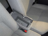 運転席と助手席の間のひじ掛けの中に小物を入れるスペースがあります!