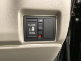 左側電動スライドドアは運転席からでも操作ができるように、ハンドル付近に開閉の操作スイッチが付いています。