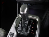 縦型シフトで操作性の良いシフトです!!シフトブーツやピアノブラックカラーのパネルがラグジュアリー感を高めます!!