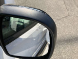 ブラインドスポットモニター付きですので死角に車両がいるとオレンジに光って知らせてくれます。
