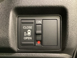 左側電動スライドドアは運転席からでも操作ができるように、ハンドル付近に開閉の操作スイッチが付いています。