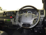運転の際、常に目にする部分だけにシックで飽きのこないデザインが良いですね。