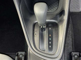 シフトレバーはフロアに配置されています。