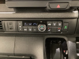 セレクトレバーの左上にオートエアコンがついてますので簡単操作で快適に過ごせます。シートヒータースイッチ内蔵で前席の左右別々にHiとLoの2段階で温度設定ができます。