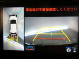 パノラミックビューモニター付きです。車両を上から見たような映像を画面に表示。運転席からの目視だけでは見にくい、車両周辺の状況をリアルタイムでしっかり確認できます。