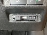 ハンドルの右下にETCがついています。高速道路の料金所の通過も楽々です!。 カードの取り出しもしやすい場所についています。