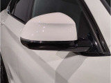 【BMWミラー】視認性の高いスタイリッシュなミラー。自動防眩機能も付いており夜間のドライビングをサポートします。