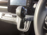 オートマのシフトレバーは操作しやすい位置にあります☆