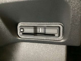 ハンドルの左下にETCがついています。高速道路の料金所の通過も楽々です。 カードの取り出しもしやすい場所についています。