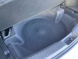 トランク下側にも少し荷物を収納することができます。