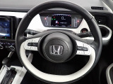 ハンドル左側にはオーディオ操作が出来るオーディオリモートコントロールスイッチ、右側にはHonda SENSINGとオートクルーズコントロールのスイッチを装備!