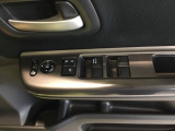 電動格納式リモコンドアミラーと、パワーウィンドウスイッチ等は運転席ドアにあります。