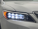 【LEDヘッドライト】悪天候や夜間走行時も良好な視界を確保し安心して運転できる高輝度LEDヘッドライトを装備!点灯速度が早く、消費電力も抑えられています。