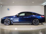 BMWではロングホイールベースの採用をしており、すべての車種に適用され、走行中の安定感の向上されております。また室内空間の広さにも貢献しております。