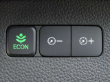 ECONスイッチを押すと・・・運転の仕方によるロスを抑え込み、燃費をよくするようクルマが頑張ります♪他にも、エアコンの風量を抑えて、エンジン負担を軽減したりと、幅広く活躍♪