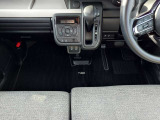 インパネシフトレバー採用で足元ゆったり余裕あります。