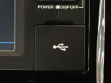 【USBポート】USBポートも装備されています♪スマートフォンのオーディオに連携も可能です。今や欠かせない装備の一つです!