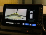 リバースギアに入れるだけで後方の表示へ切り替わります。夜間や雨の日の駐車も楽になりますよ。