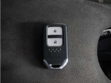 ◆スマートキー◆カギをバッグやポケットに入れたままでもドアロックの開閉ができる『スマートキー』付き!雨天や暗くなってもカギを取り出す必要がなくドアの開錠&エンジンも始動できます