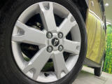 【純正15インチアルミホイール】外観にマッチした純正アルミホイールを装着しております。各種社外アルミホイールや、スタッドレスタイヤも取扱いしております。是非ご相談ください♪