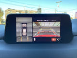 狭い場所での駐車やすれ違いなどでより的確な運転操作に役立つ360&deg;ビューモニターが装備されています。