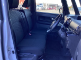 フロントシートはベンチシートです。ベンチシ―トは運転席と助手席の移動もスムーズ!狭い駐車場での乗り降りに便利です。シートの間にコンソールボックスやドリンクホルダーがないため、車内空間も広く感じます
