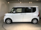スライドドアなら狭い駐車場でもドアをぶつける心配がありません。ステップが低く乗り降りもしやすいです。とても便利な【両側電動スライドドア】ドアハンドを少し引くだけでリアドアが自動開閉します。