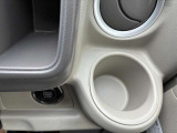 運転席の手の届く場所にはドリンクホルダーがございます(^^) ドライブ中の水分補給もバッチリです♪