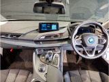 BMWの運転席はドライバーオリエンテッドという構造を採用。ドライバー目線の操作がしやすい設計になっており、ドライブ中にも目線の移動が少なく運転中にも簡単に操作ができます。