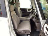 フロント広々、ベンチシートの運転席は、ハイトアジャスターが付いているので、快適にドライブができます。ハンドルはチルトステアリングで、ハンドル位置を上下に調節できます。