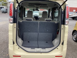 大口なテールゲートです。幅広、低い床面で大きな荷物の出し入れが簡単になります。コンパクトボディーなのに、荷室はこんなに広々!たくさん荷物が積めますよ。