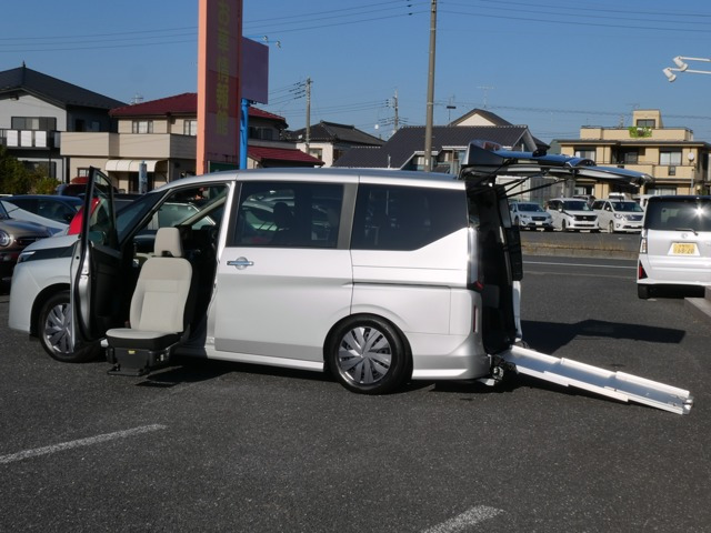 セレナ 2.0 X チェアキャブ スロープタイプ 車いす1名 サード仕様 助手席電動スライ...