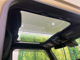 【ガラスルーフ】ガラスルーフ搭載で車内の解放感が一気にアップ!開放的なドライブをお楽しみいただけます。
