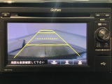 【バックカメラ】運転が苦手な方も車庫入れラクラクです!ギアをリバースに入れれば自動的に切り換わりますので、面倒な操作は不要です♪狭い駐車場もお車を傷つけず安心ですね!