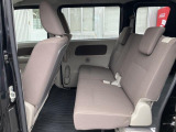 リヤシートも全車消毒済みです。収納時はきれいに収まり、荷台がフラット、広々荷室に。足元には【リヤヒーター】あり。消毒済み。