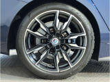 BMWの純正アロイホイールは軽量かつ強度にも優れているホイールで走行性能を引き上げる設計になっております。足元にもBMWは妥協がなくこだわっている個所になります。