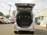 バックドアは上開き跳ね上げ式で、開口も広め!スムーズな荷物の出し入れでアウトドアも楽しくなりそう♪