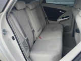 【後部座席】大人が座っても余裕のある広さです!!頭上や足元のスペースも広く取ってあります!