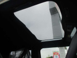 ガラスルーフ装備車です♪解放感溢れる車内空間を演出してくれます♪快適なドライブをお楽しみください♪