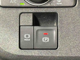 指先だけで簡単に操作が可能な電動パーキングブレーキを採用。「HOLD」スイッチを押すと、渋滞や信号待ちなどでブレーキペダルから足を離しても、ブレーキを保持するので安心です