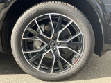20インチ純正アルミホイール装備 全車両に標準装備の純正アルミホイールは、純正ならではのバランスの良いデザインと、走行安定性をお楽しみ頂けます。