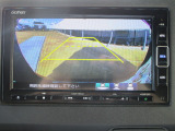 リアカメラを装備していますのでバック駐車も安心です。リバースギア連動で自動に切り替わり、車後方を表示します。